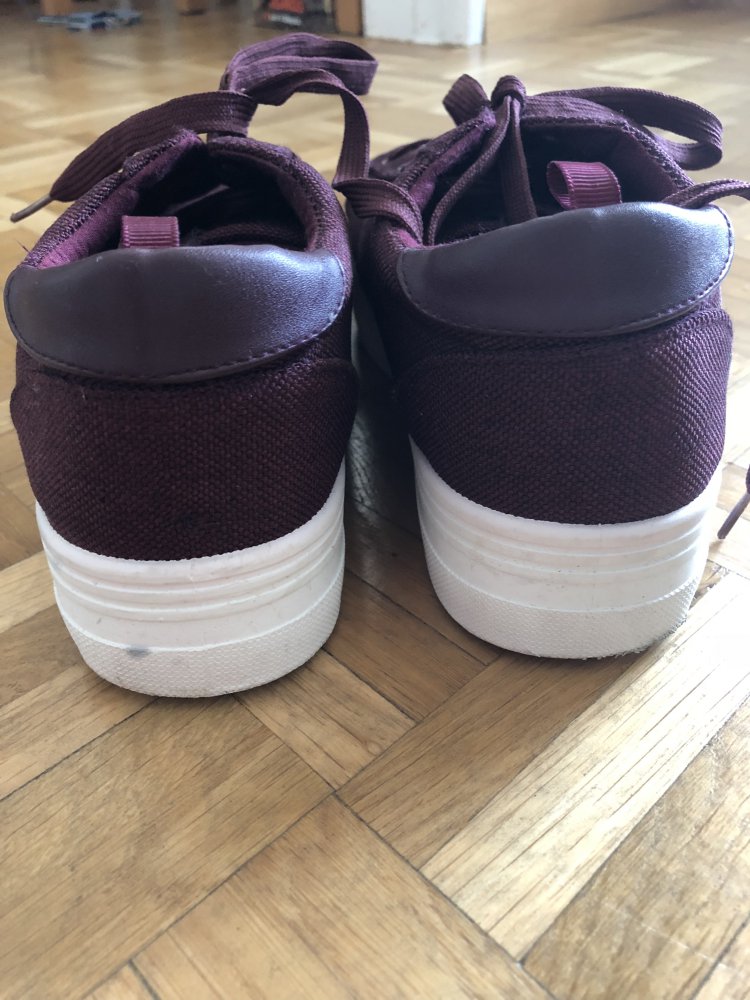 dunkelrote Sneaker