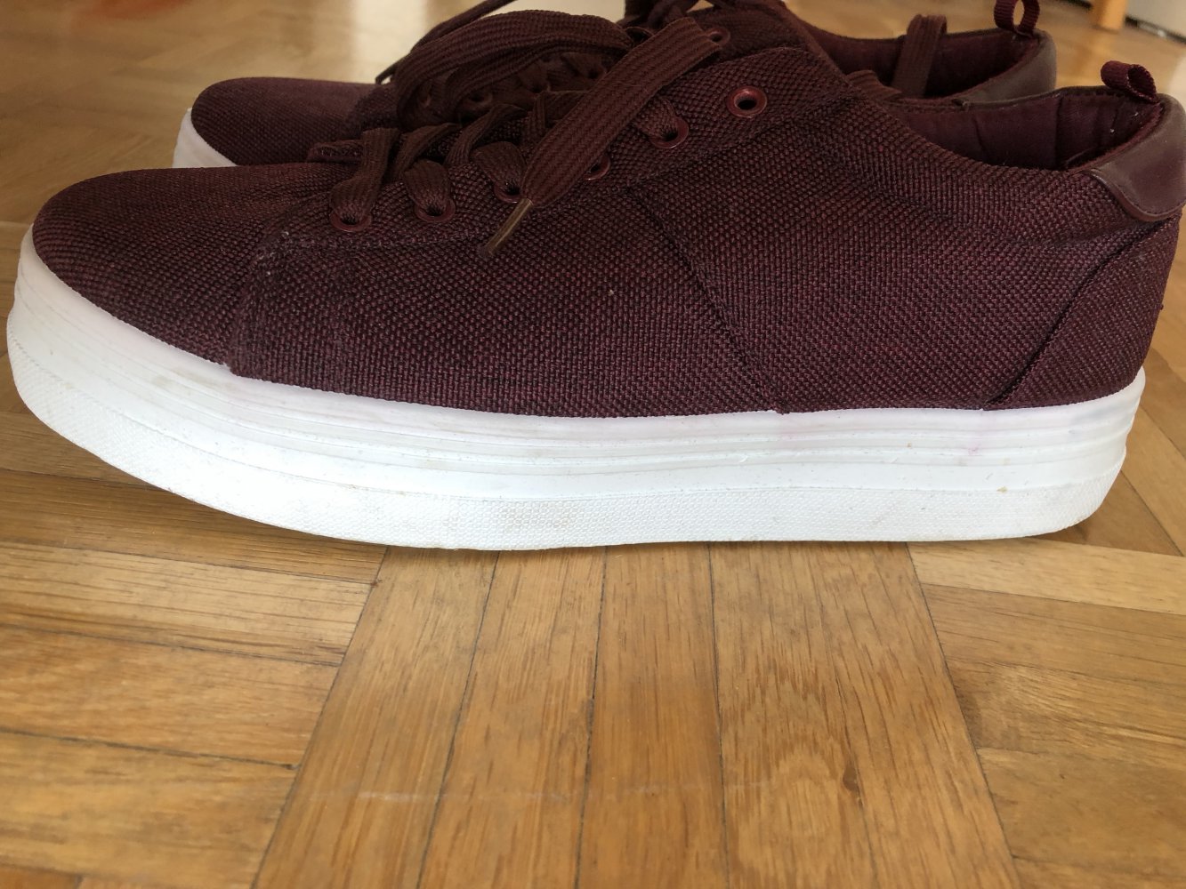 dunkelrote Sneaker