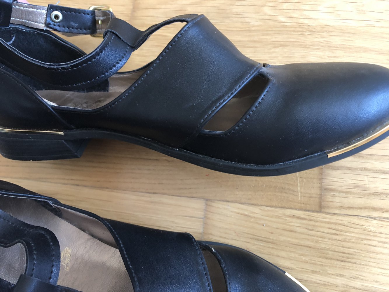 schwarze Schuhe mit cut-outs:)
