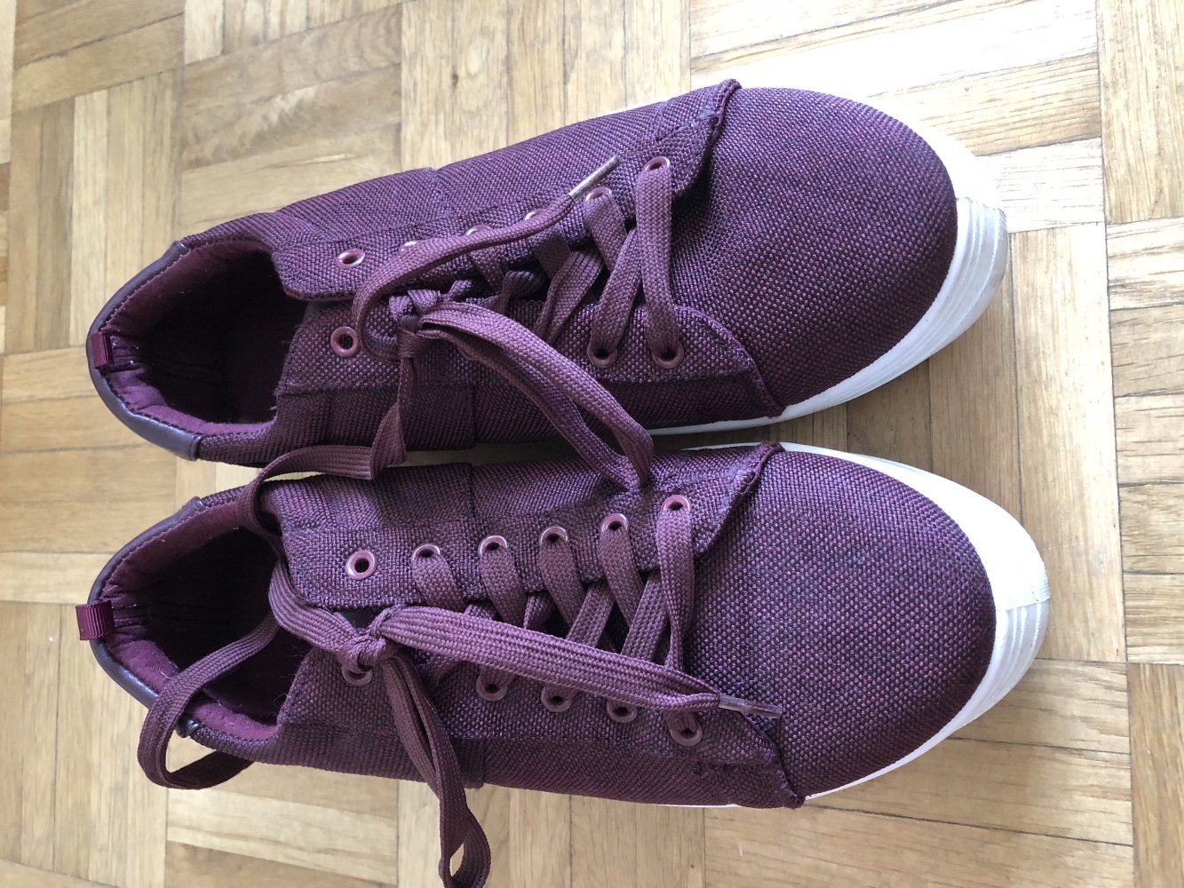 dunkelrote Sneaker