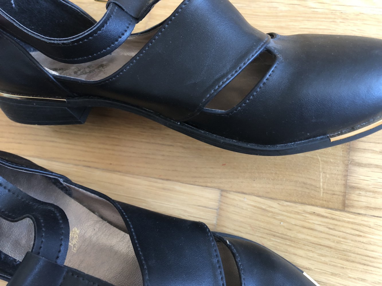 schwarze Schuhe mit cut-outs:)