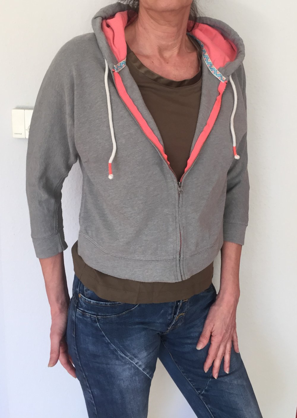 Hollister Kurz Hoodie Sweatjacke Gr.S grau mit Neon Aprico Pink