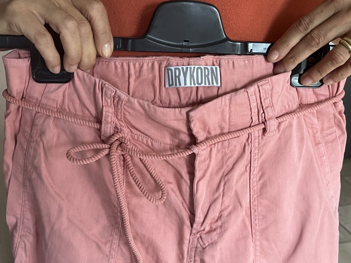 Drykorn Mid Waist Sommerhose Baumwolle Gr.S mit Kordel Gürtel, 2 großen Taschen vorne und 2 hinten