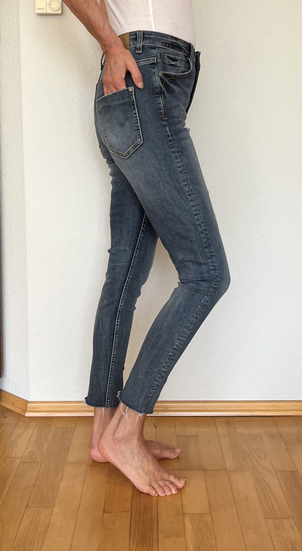 Zara High Waist Jeans Gr.38 schmal geschnitten, mit leicht ausgefranstem Saum
