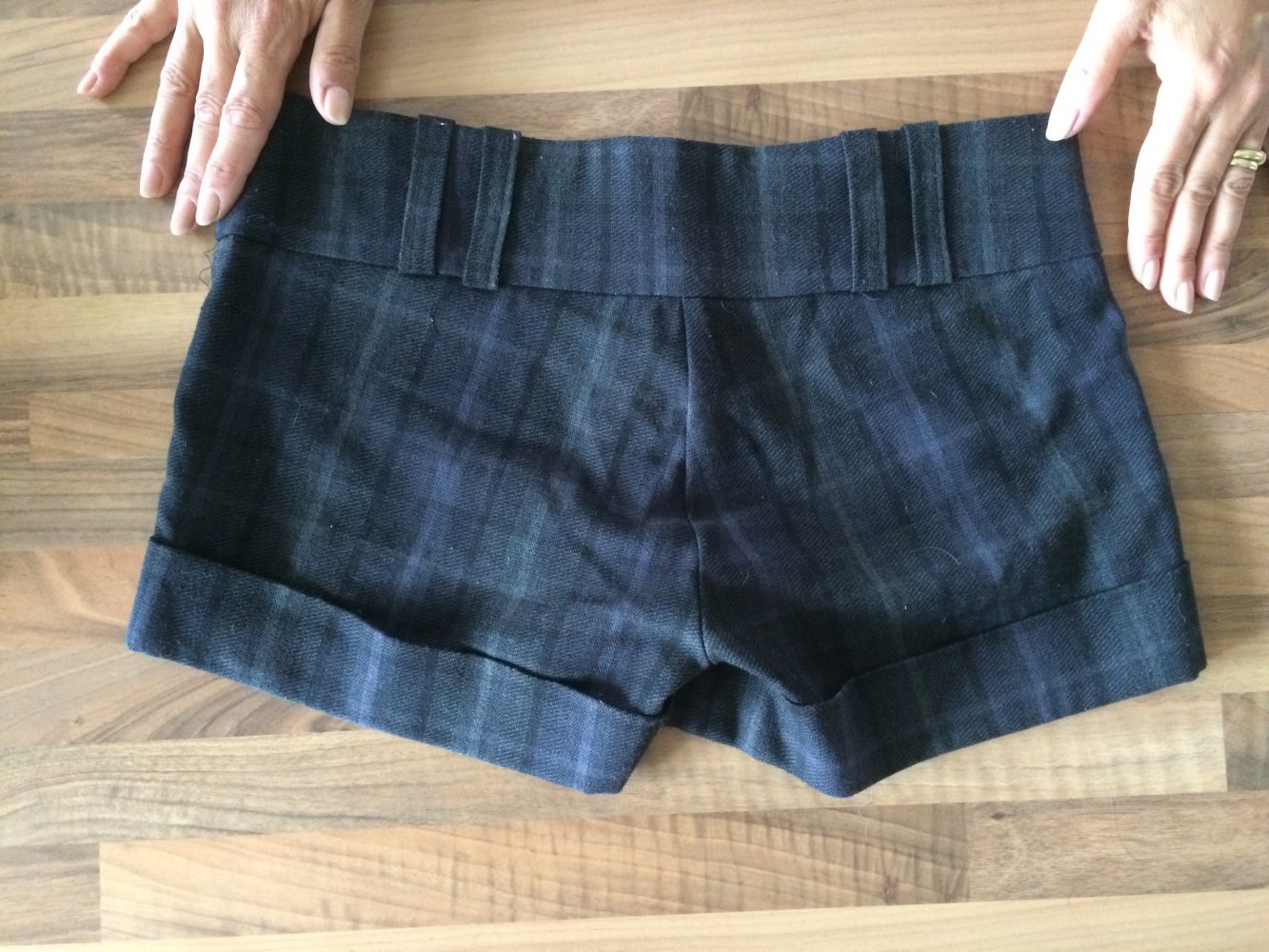 C&A Hot Pants kariert mit Umschlag Gr.36 schwarz / grau, ideal für Herbsttage