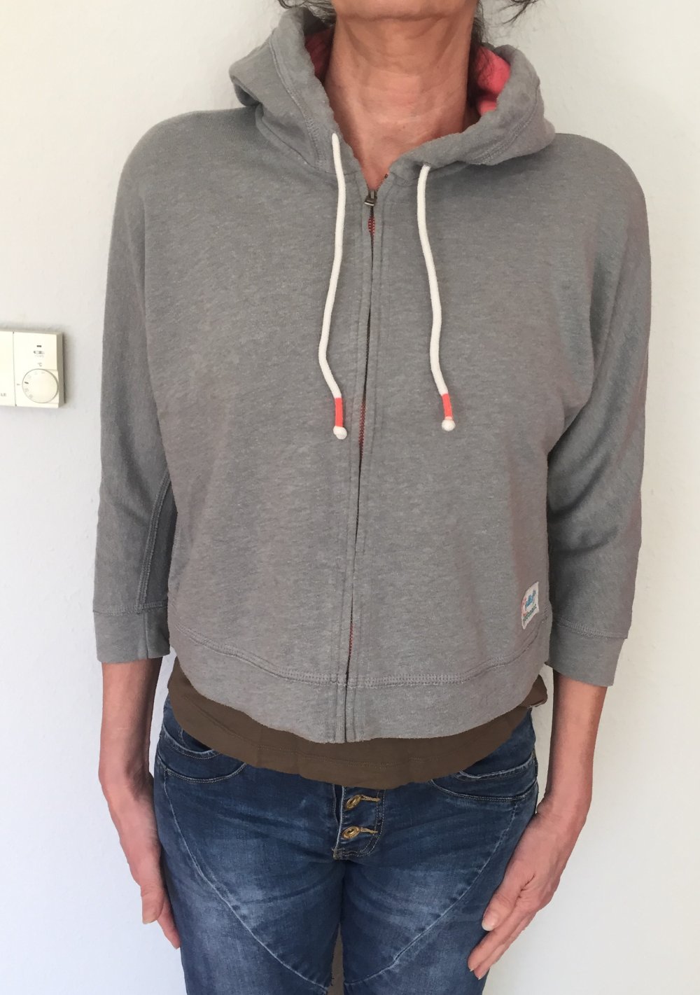 Hollister Kurz Hoodie Sweatjacke Gr.S grau mit Neon Aprico Pink