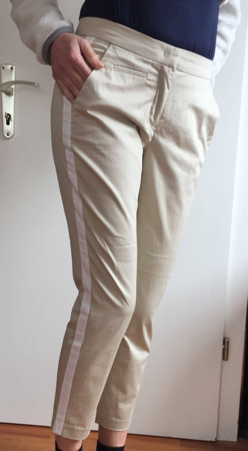 BAF Chinos Hose mit schmalem Bein und Galon Streifen Gr.36