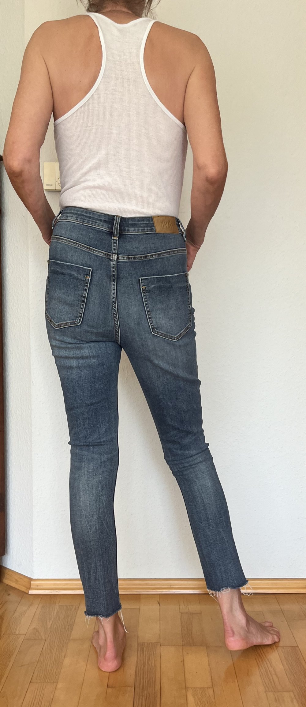 Zara High Waist Jeans Gr.38 schmal geschnitten, mit leicht ausgefranstem Saum
