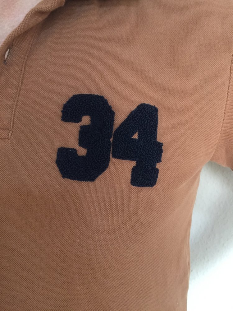Koton Unisex Polohemd Gr.M rostbraun mit 34er Aufnäher