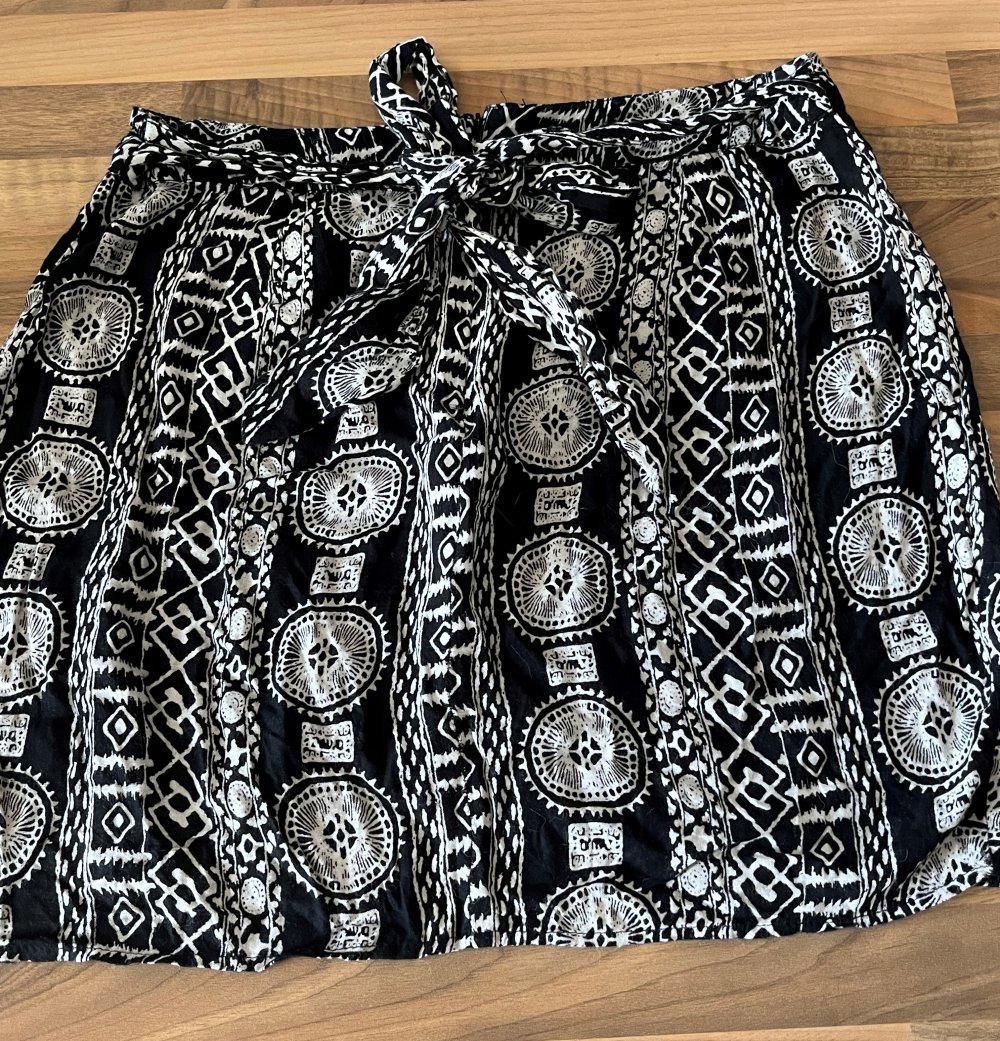 Amisu Ethno Wickelrock Gr.36 schwarz weiß