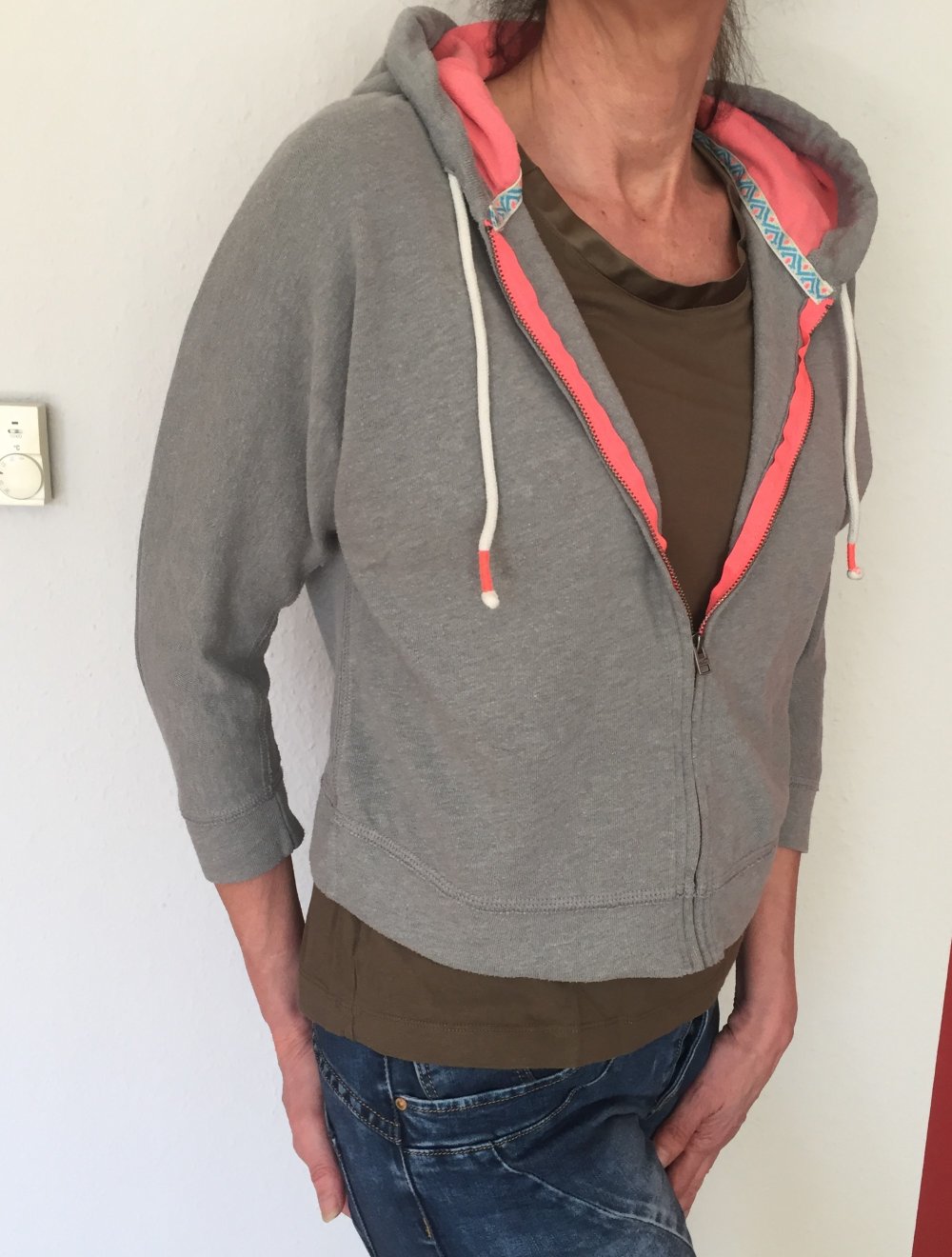 Hollister Kurz Hoodie Sweatjacke Gr.S grau mit Neon Aprico Pink