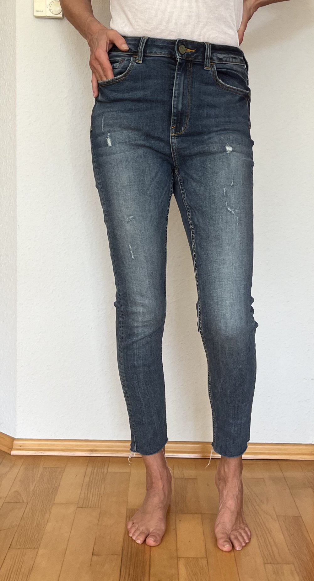Zara High Waist Jeans Gr.38 schmal geschnitten, mit leicht ausgefranstem Saum
