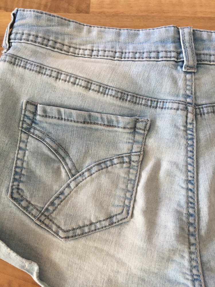 Jay Jays Jeans Short aus Australien Gr.38 hellblau gebleached