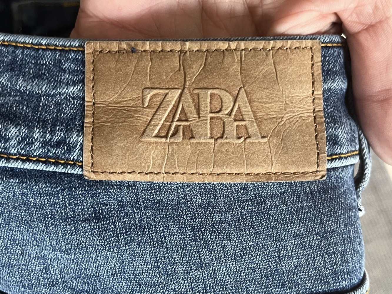 Zara High Waist Jeans Gr.38 schmal geschnitten, mit leicht ausgefranstem Saum