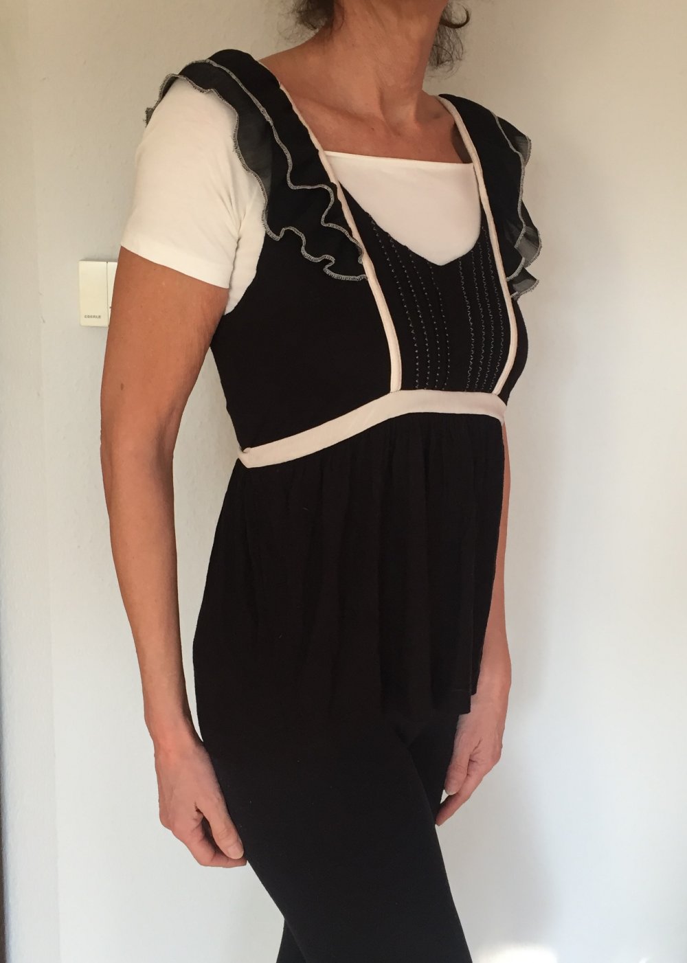 H&M T-Shirt Tunika Empire Stil Gr.S schwarz / creme mit Chiffon Volants