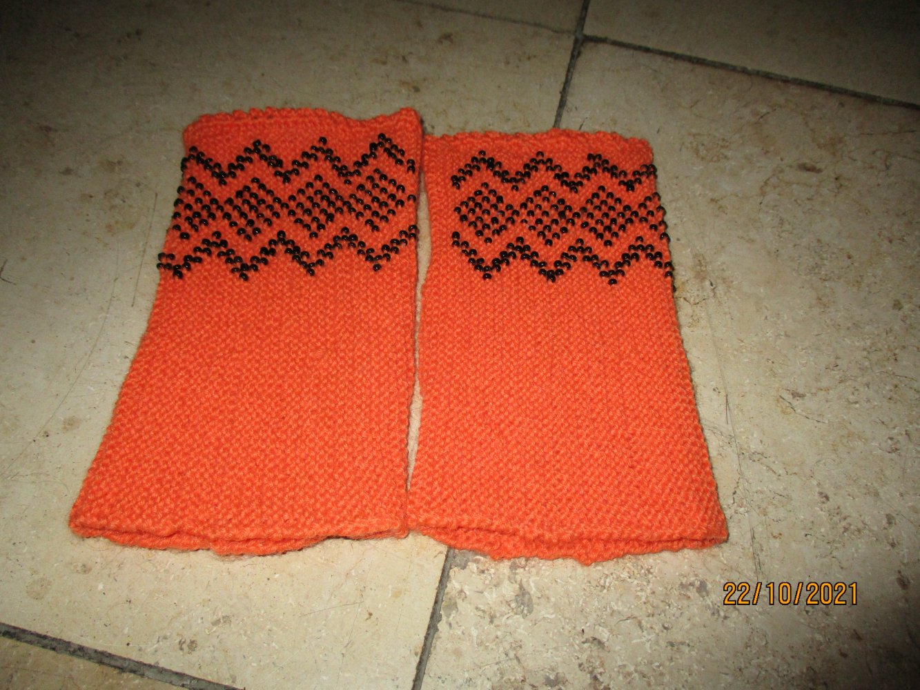 Armstulpen, Pulswärmer, Handschuhe mit Daumenloch und mit Perlen, orange/schwarz