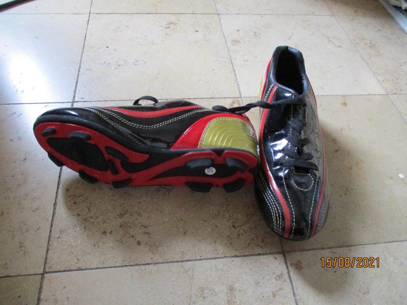 Fussballschuhe von Sports, schwarz/rot/gold, Größe 38