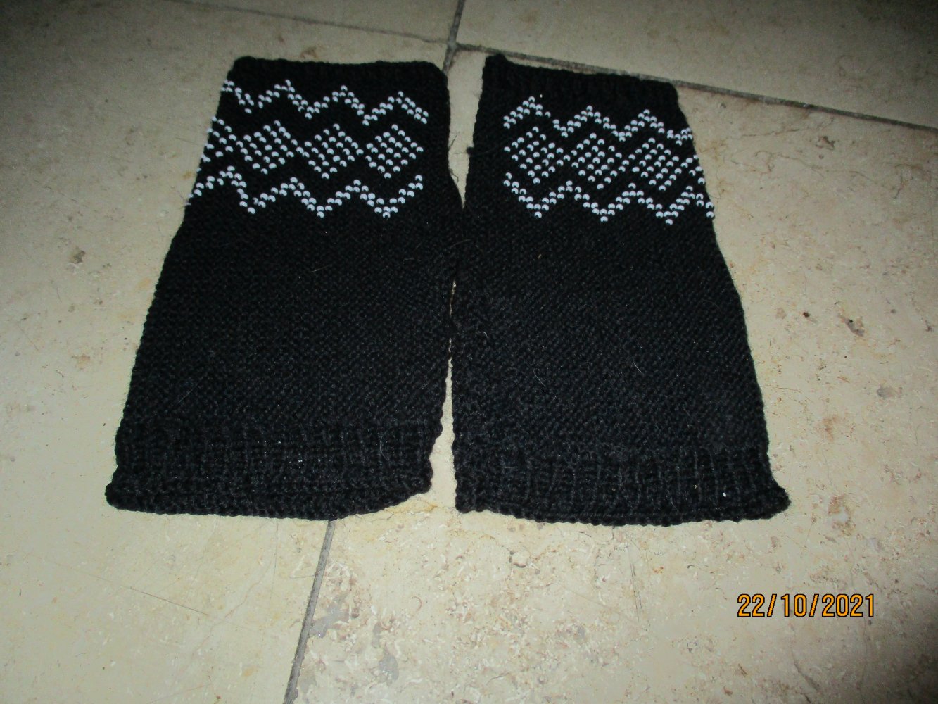 Armstulpen, Pulswärmer, Handschuhe, mit Perlen, schwarz/weiß, gestrickt, mit Daumenloch