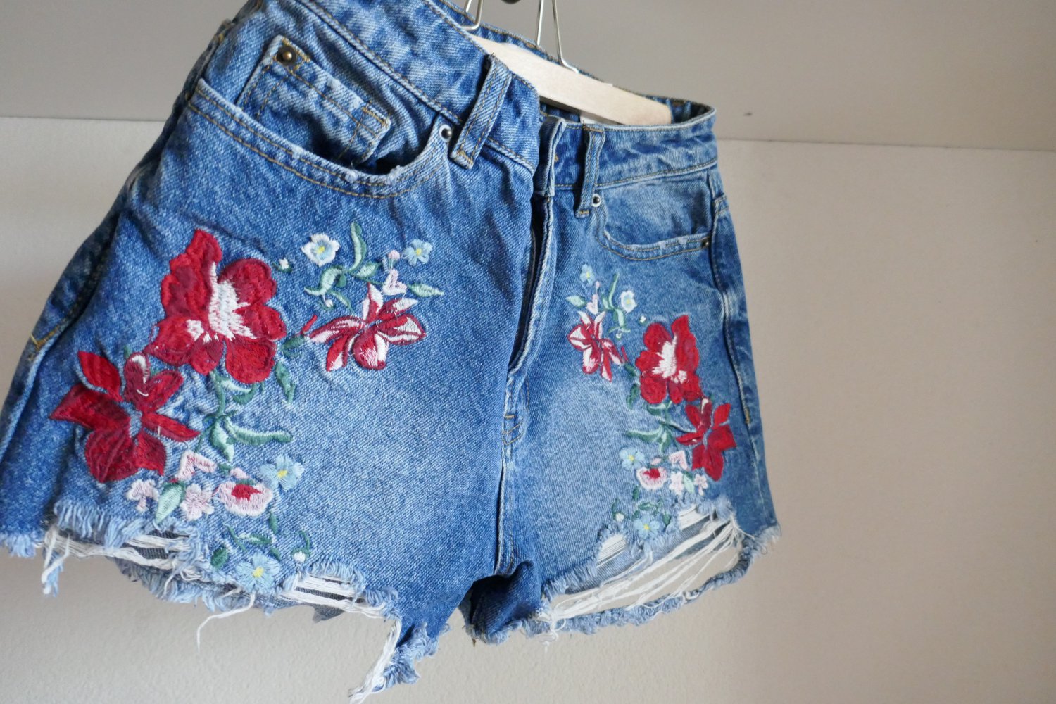 Hotpants m. Blumen und Fransen