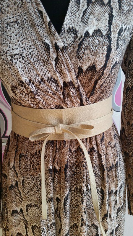 Beiger eleganter Bindegürtel in Lederlook. Neu. One Size. NEU + Kostenloser Versand !!!