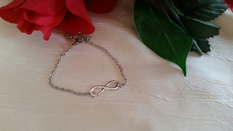 Süßes Infinity Armband in Silber- Look. Ungetragen + NUR 1€