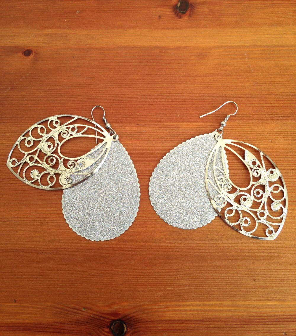 Orientalische Ohrhänger mit Ornamenten und Glitzer in Silber