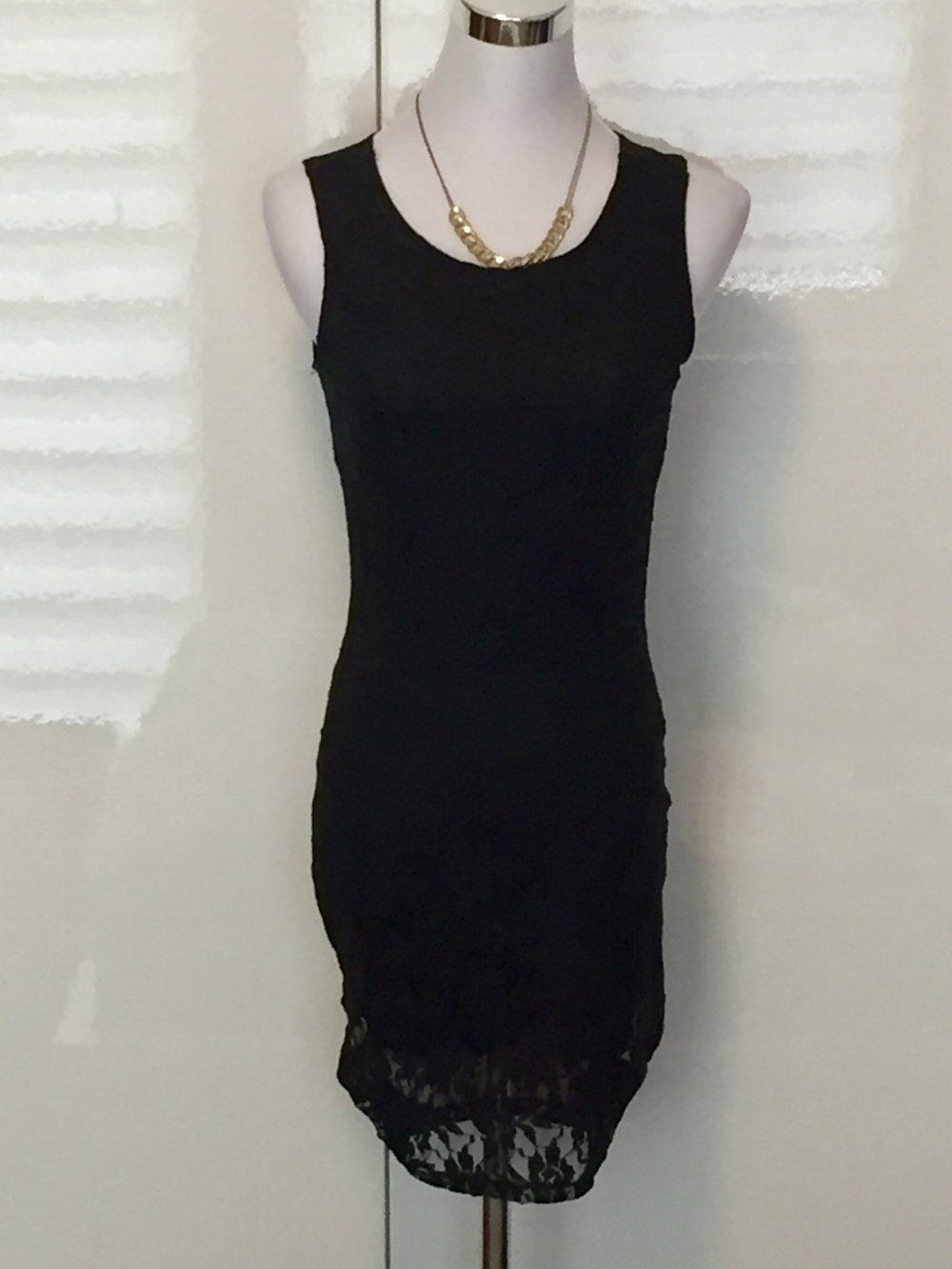 Schwarzes Kleid Mini Spitze Etuikleid Melrose XS 34 musthave