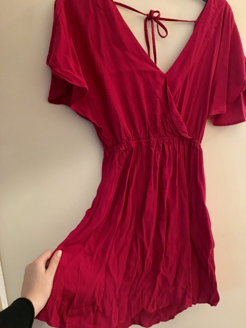 Pinkrotes Kleid mit Rückenausschnitt
