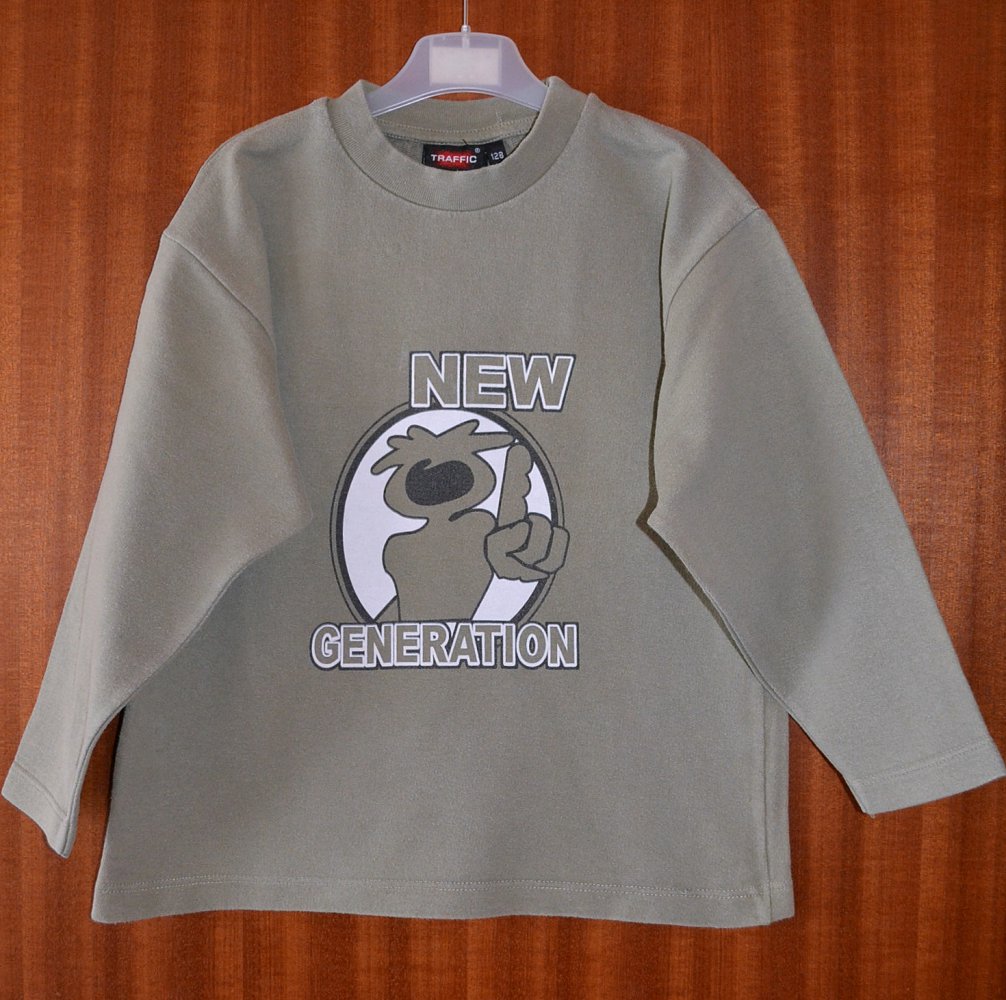 2 Stück lässige Sweatshirts, in unterschiedlicher Farbe, mit Printmotiv der Marke „Traffic“