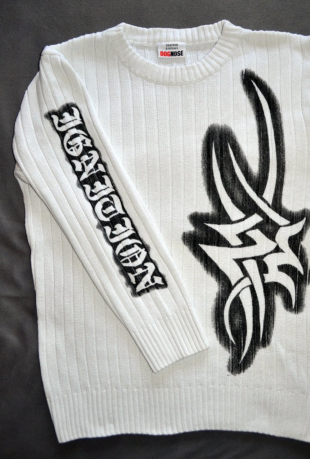 Cooler, weißer BW-Rippstrick-Pullover mit Printmotiv & Schriftzug der Marke „Dognose“ 