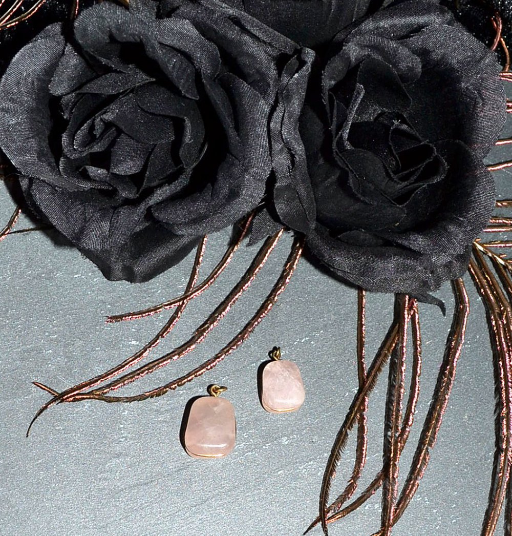 Zwei schöne Ketten-Anhänger aus Rosenquarz 