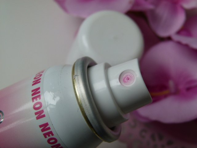 essence ready steady summer! LE Neon Nagellackspray 01 run baby, run!