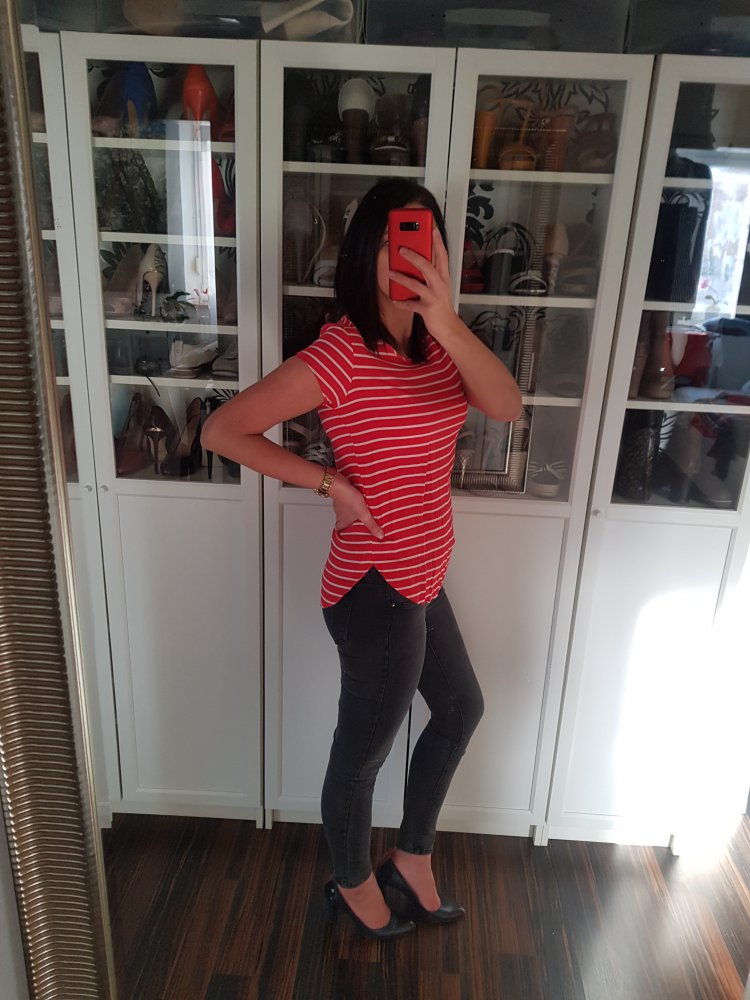 Rote Bluse mit weißen Streifen