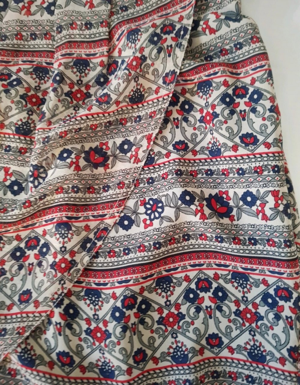 Florales Schulterfreies Kleid aus Chiffon, Ethnokleid.