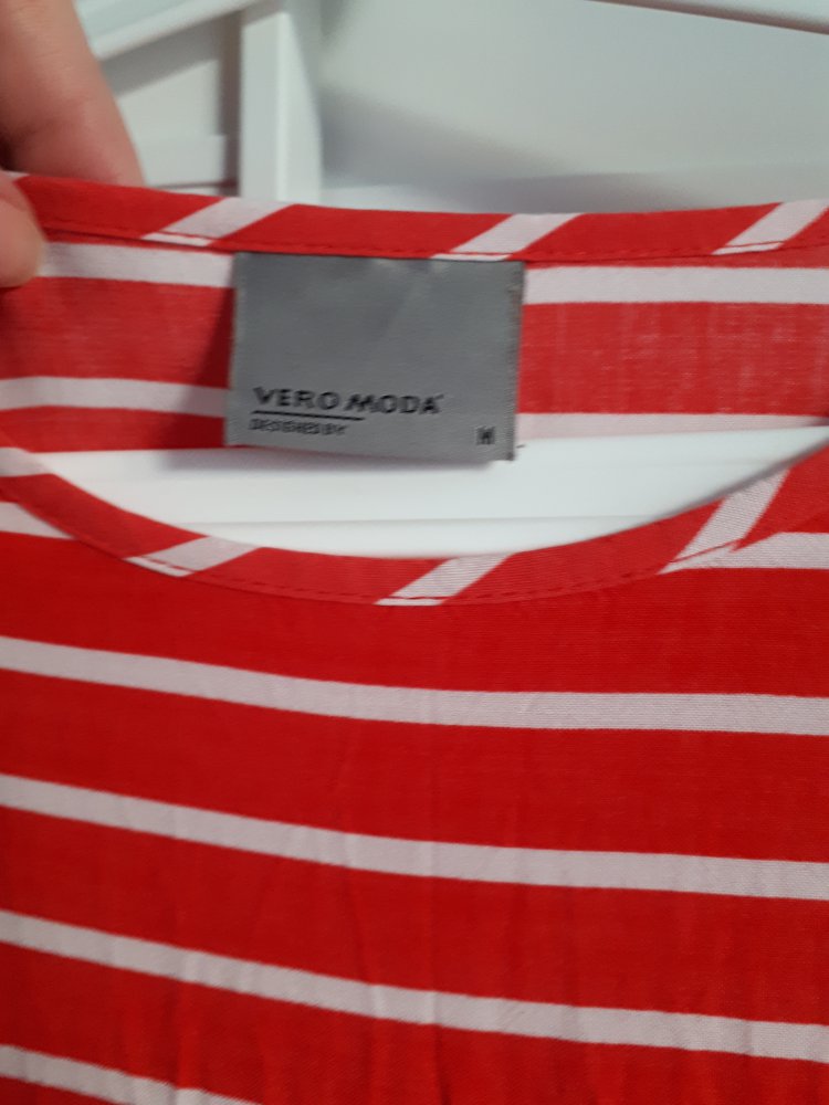 Rote Bluse mit weißen Streifen
