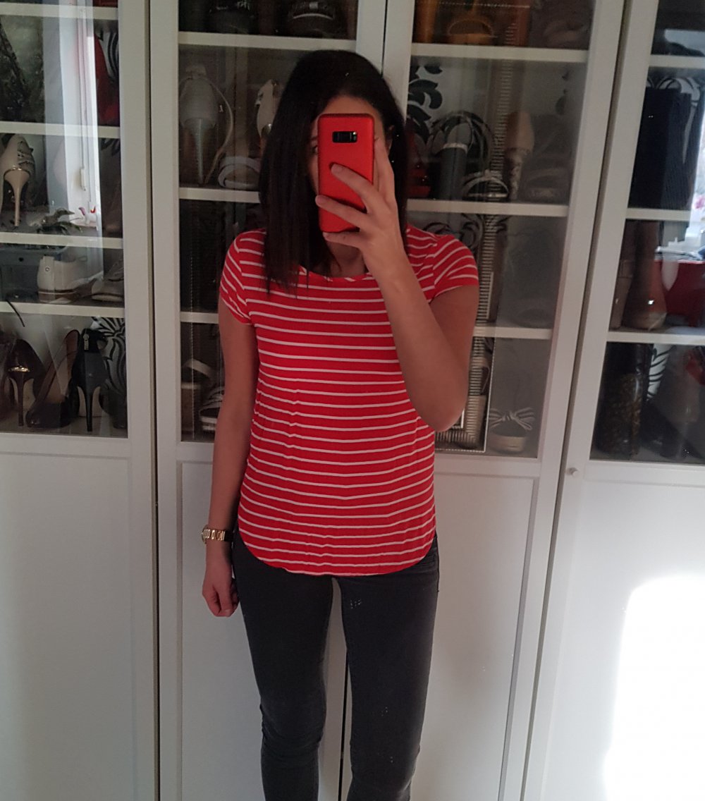 Rote Bluse mit weißen Streifen