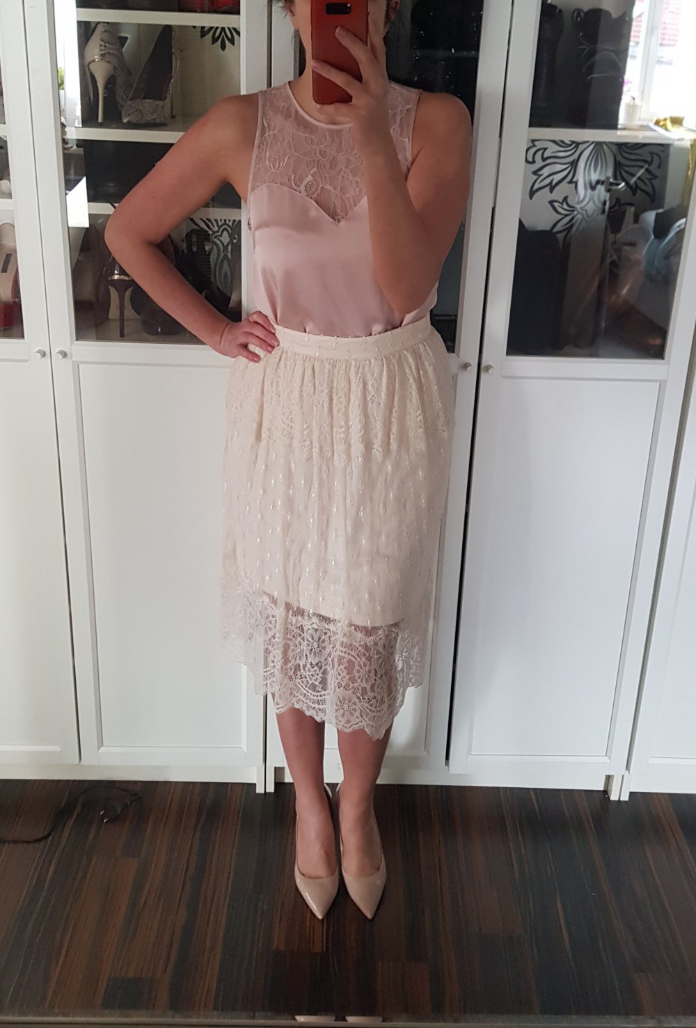 Rosefarbener Figurumspielender Midirock aus Spitze