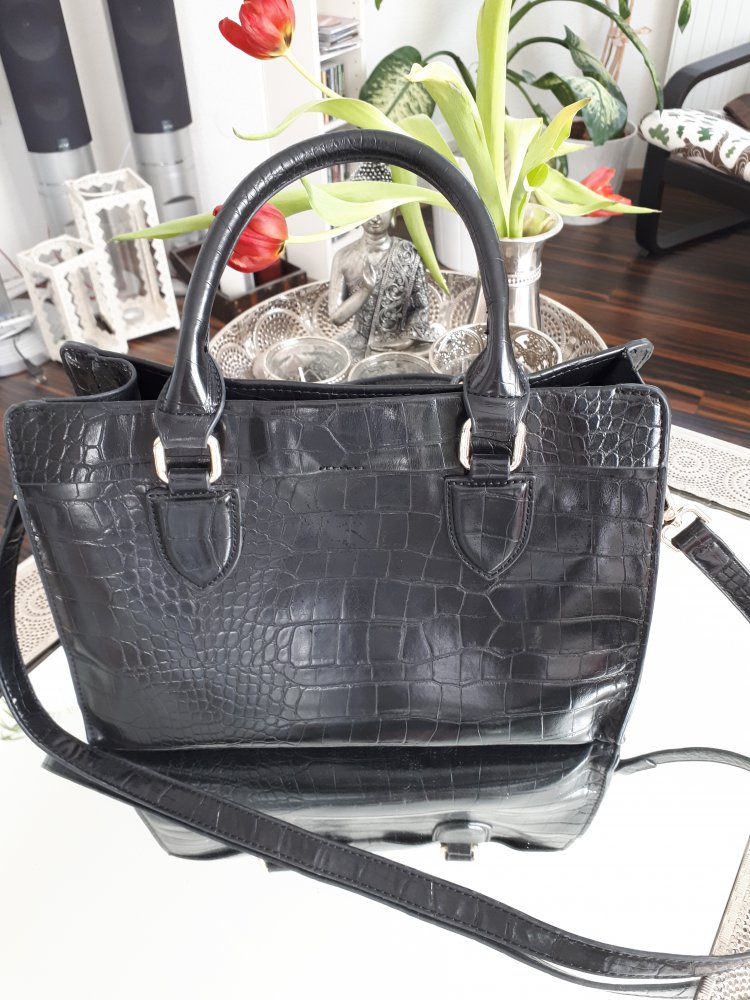 Schwarze Handtasche. Geprägtes Leder