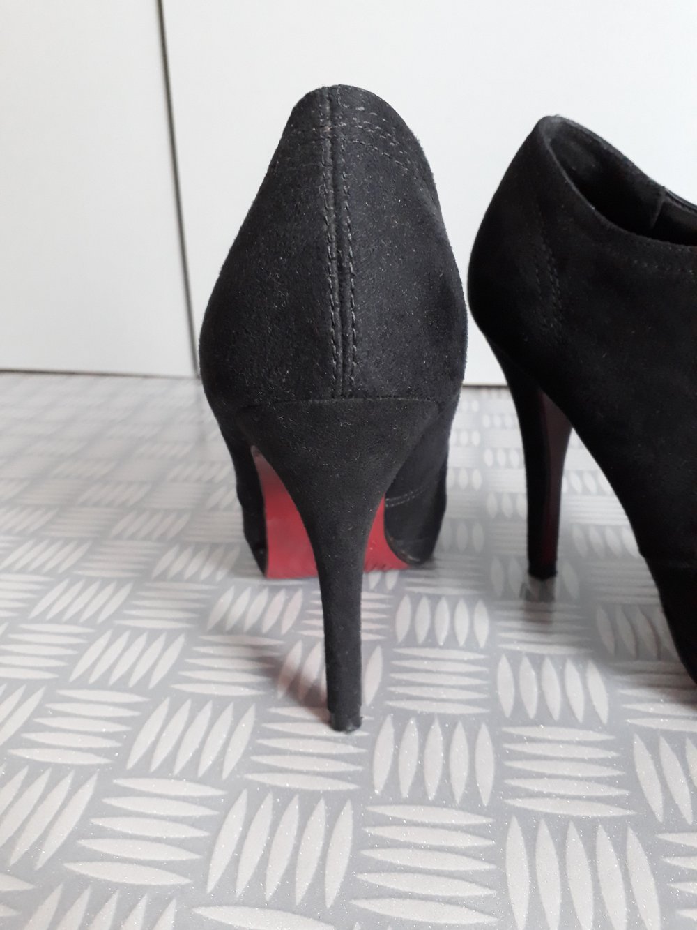 Schwarze Hochfront-Schnürer / Pumps