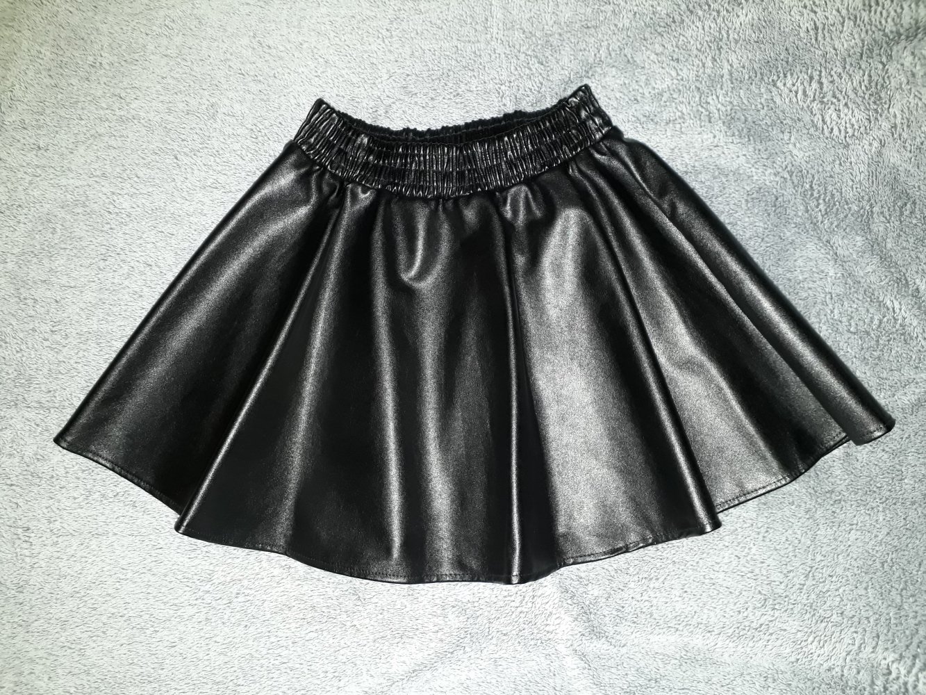 Minirock aus Kunstleder / Tellerrock