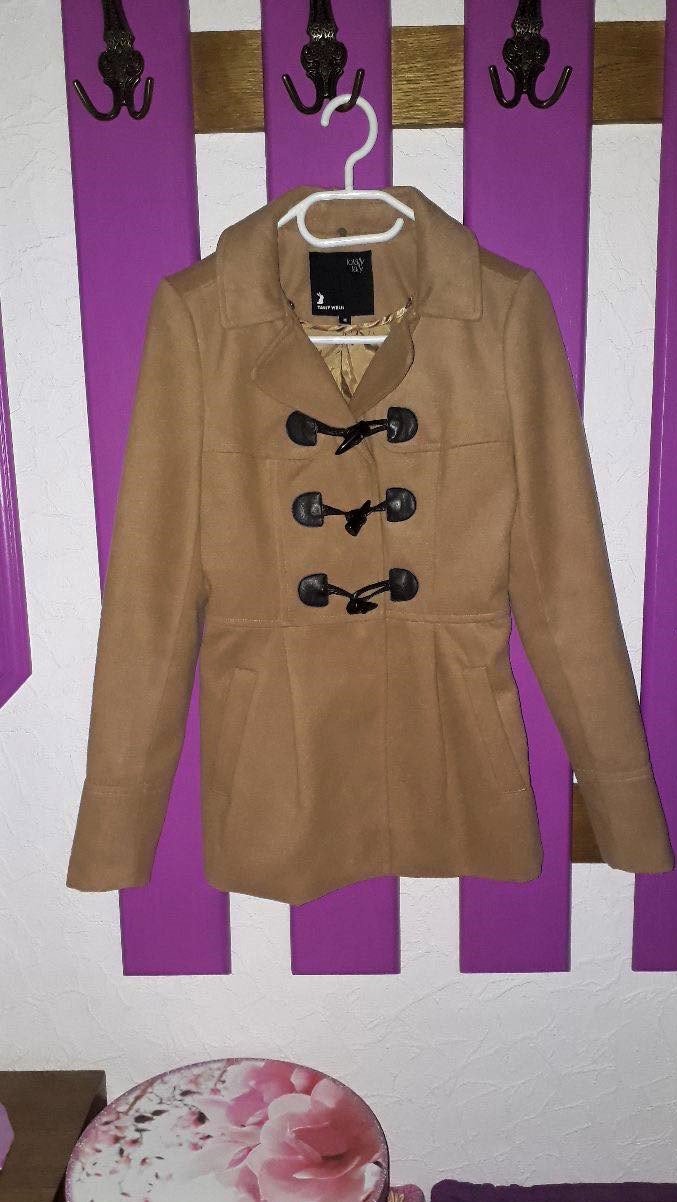 Kurzer camelfarbener Mantel / Dufflecoat mit abnehmbarer Fellkapuze und Knebelknöpfen
