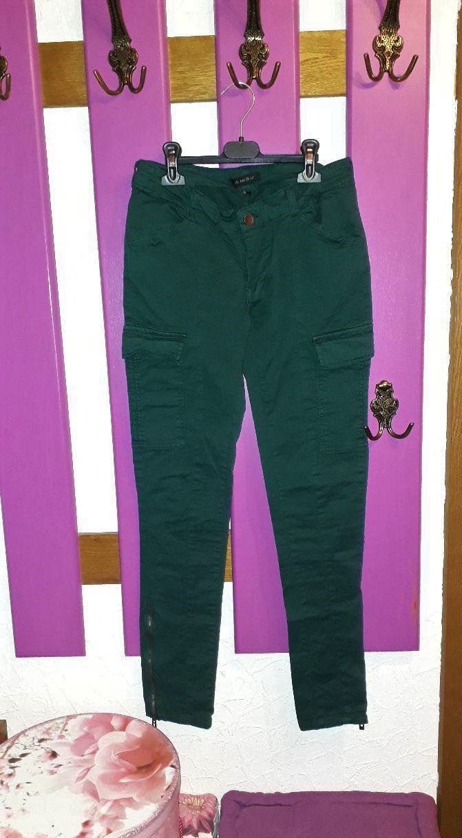 Dunkelgrüne Cargohose in Röhrenschnitt