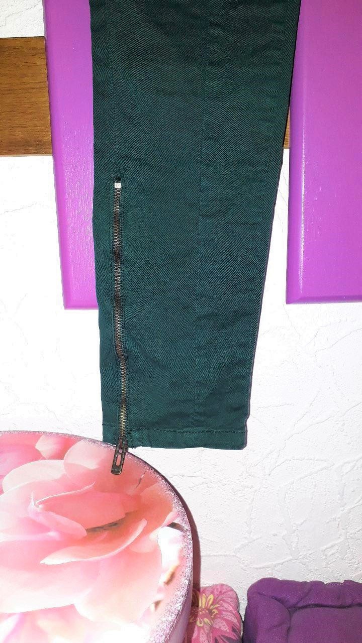 Dunkelgrüne Cargohose in Röhrenschnitt