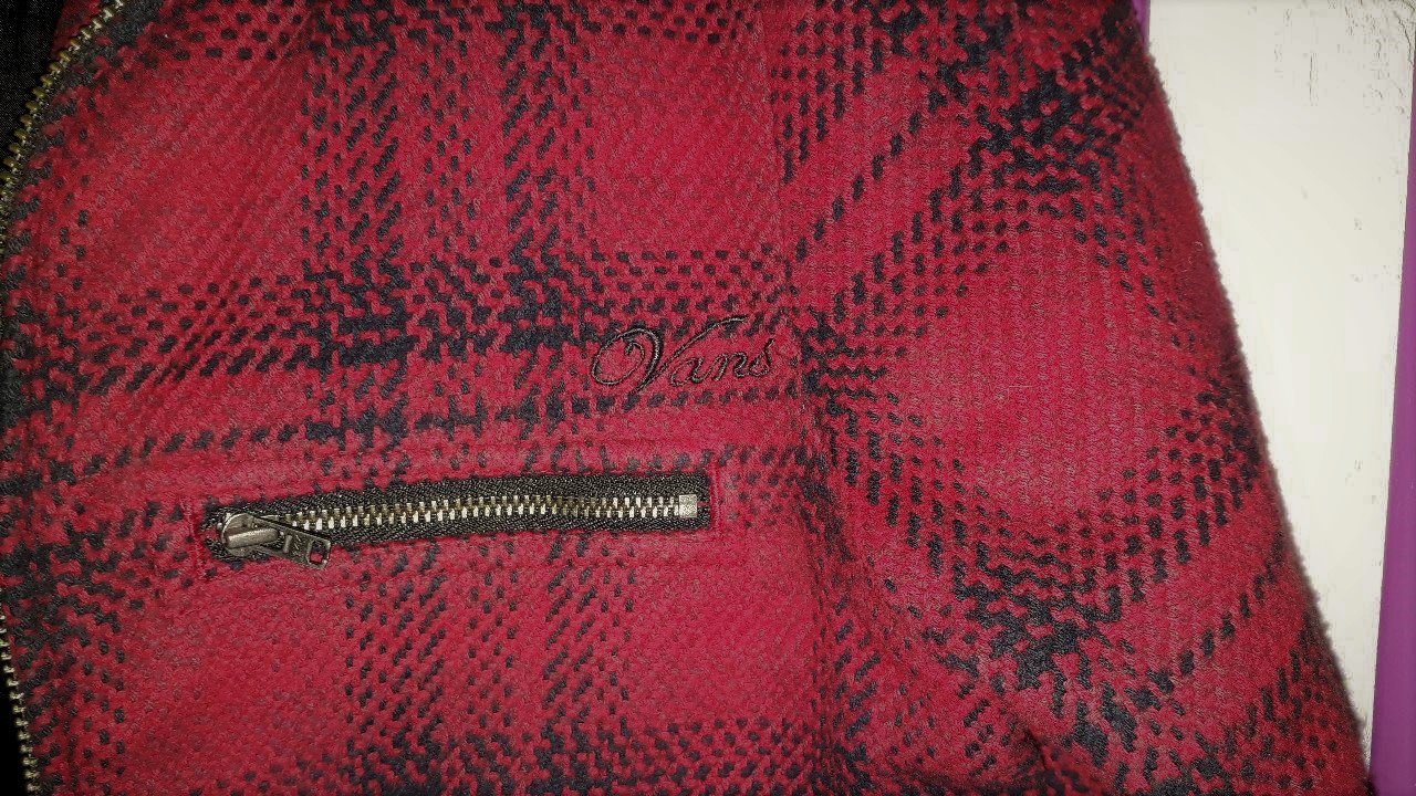 Rot-schwarz karierte Jacke von Vans im rockigem Skater-Stil