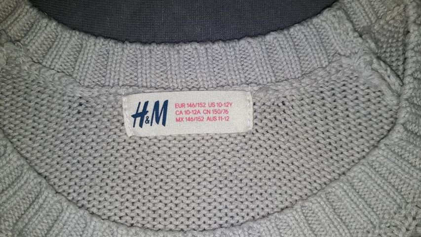 Grauer Pullover mit Zopfmuster und Rundhalsausschnitt