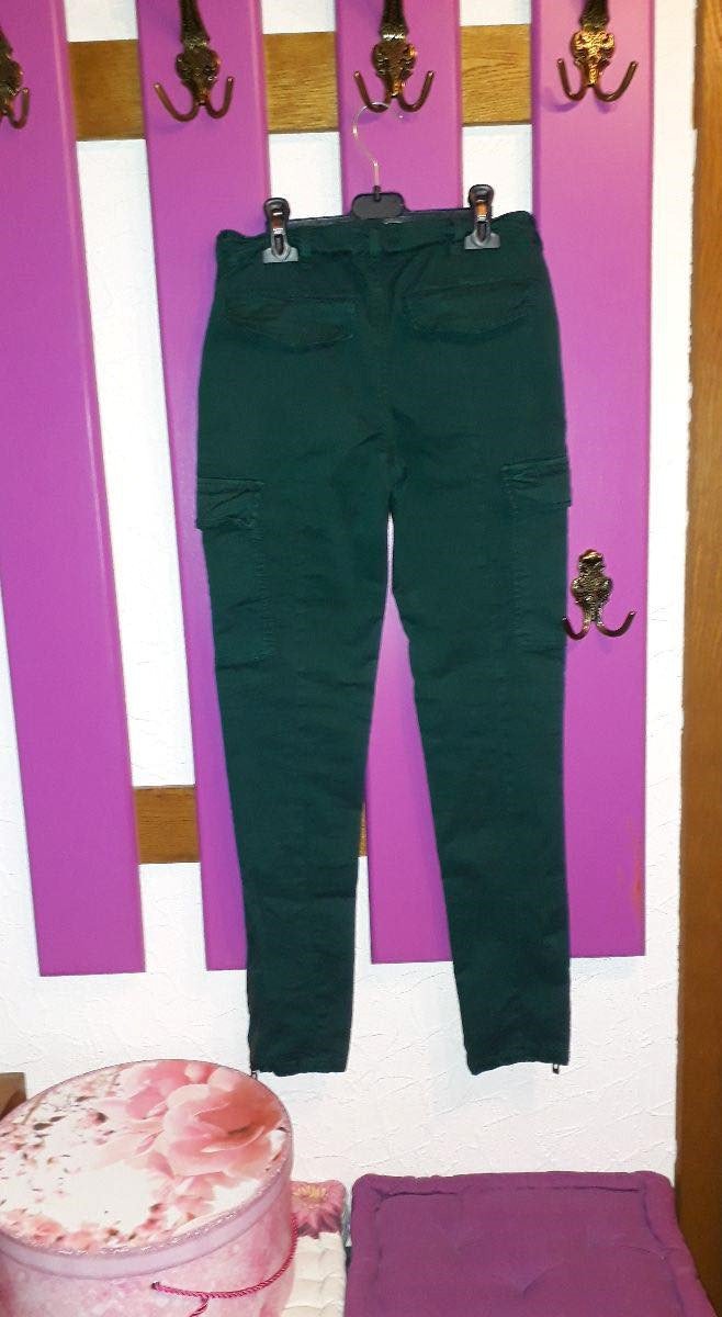 Dunkelgrüne Cargohose in Röhrenschnitt
