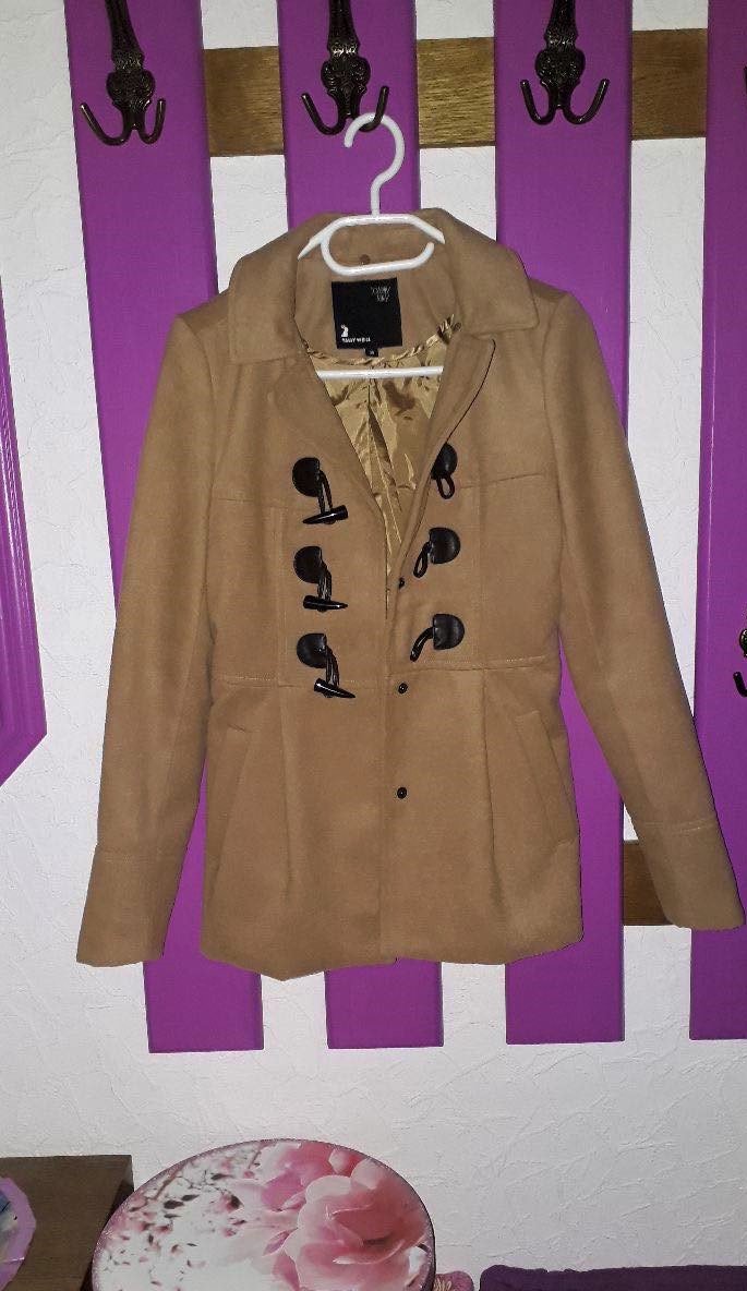 Kurzer camelfarbener Mantel / Dufflecoat mit abnehmbarer Fellkapuze und Knebelknöpfen
