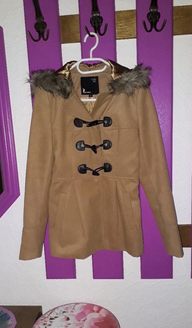 Kurzer camelfarbener Mantel / Dufflecoat mit abnehmbarer Fellkapuze und Knebelknöpfen