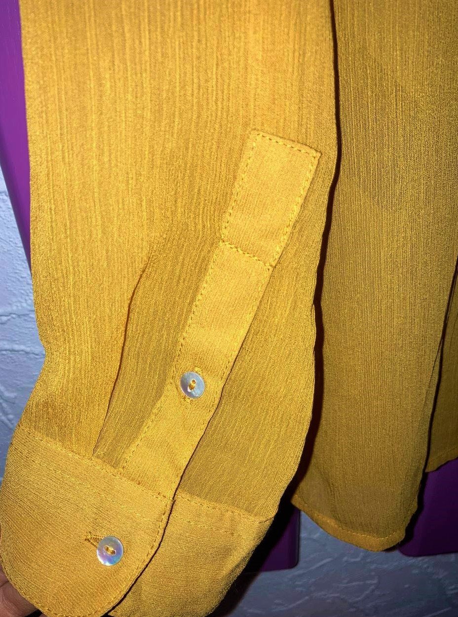 Transparente Langarmbluse mit perlmuttfarbenen Knöpfen