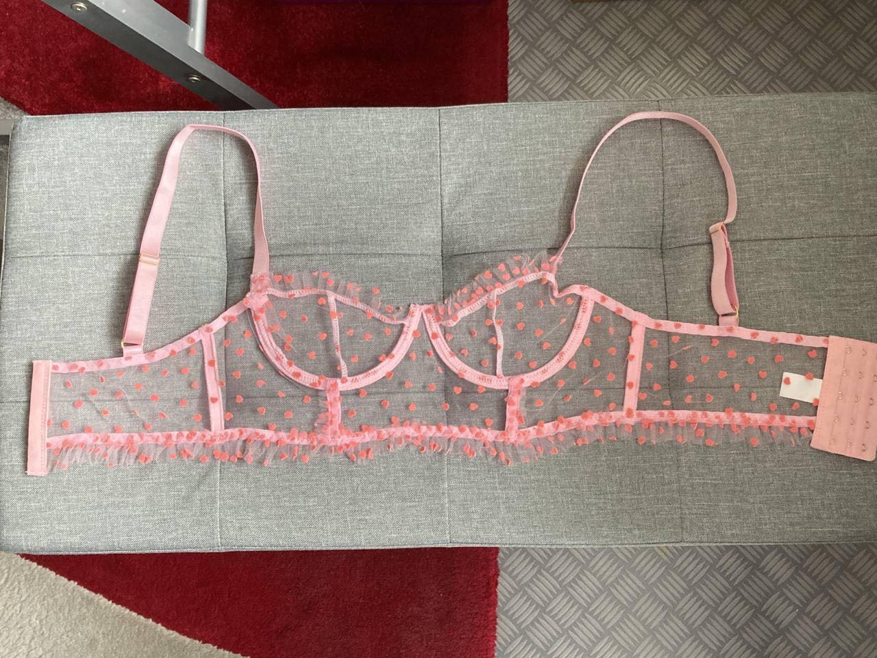 Durchsichtiger Bügel-BH mit rosa Herzmuster und Rüschen